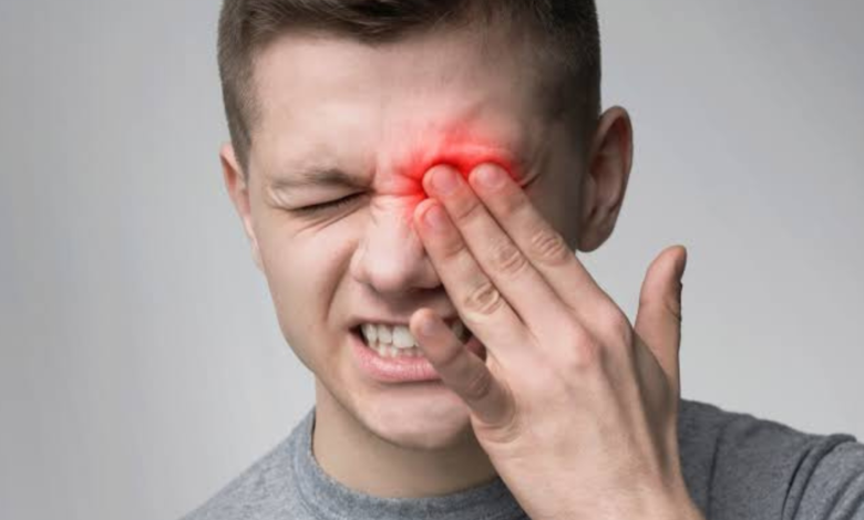 why does my eye hurt